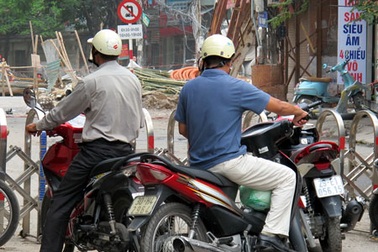 Giao thông hỗn loạn vì cấm đường kiểu… “trời ơi”