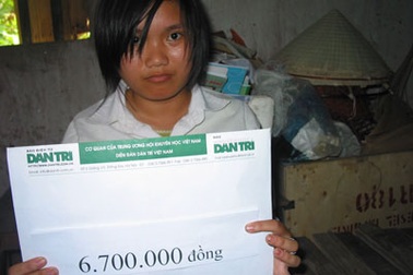 Ấm tình bạn đọc trước hoàn cảnh của cô bé côi cút