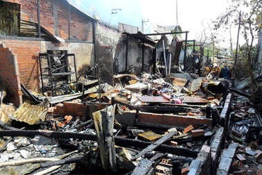 Cháy kho cá mực, lửa đe dọa chợ Sông Đốc