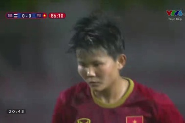 Bích Thủy tâng bóng vọt xà ngang khung thành Thái Lan ở phút thứ 86