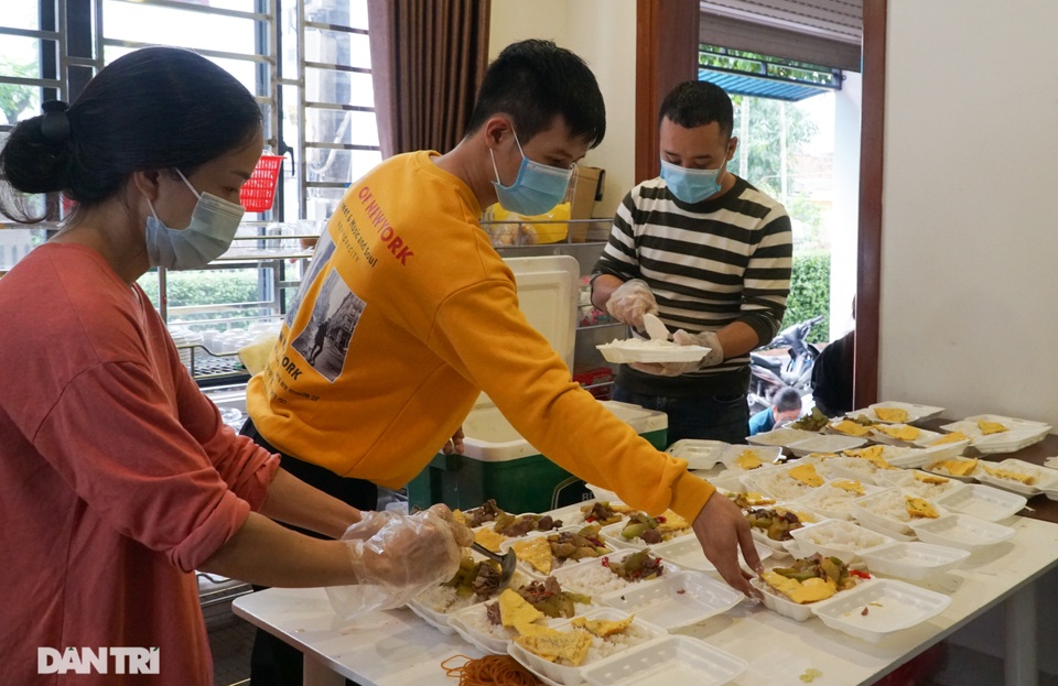 Hàng nghìn suất cơm miễn phí ấm tình người trong mùa mưa lũ - 4 Hàng nghìn suất cơm miễn phí ấm tình người trong mùa mưa lũ - 4