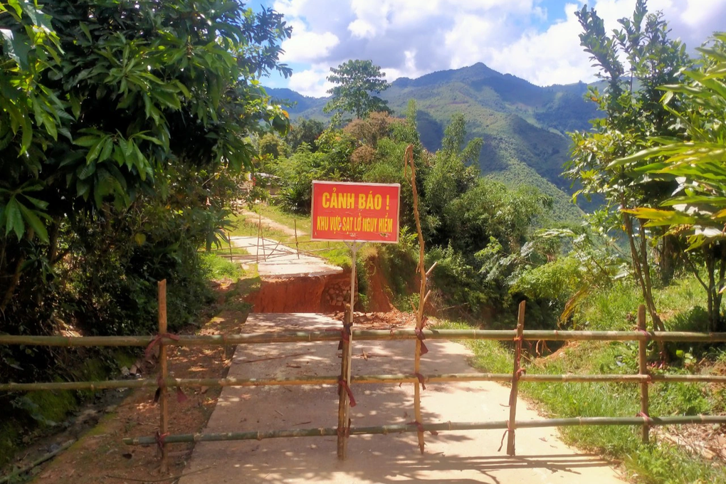 Đường đứt đôi, hàng trăm người dân bị cô lập - 5 Đường đứt đôi, hàng trăm người dân bị cô lập - 5