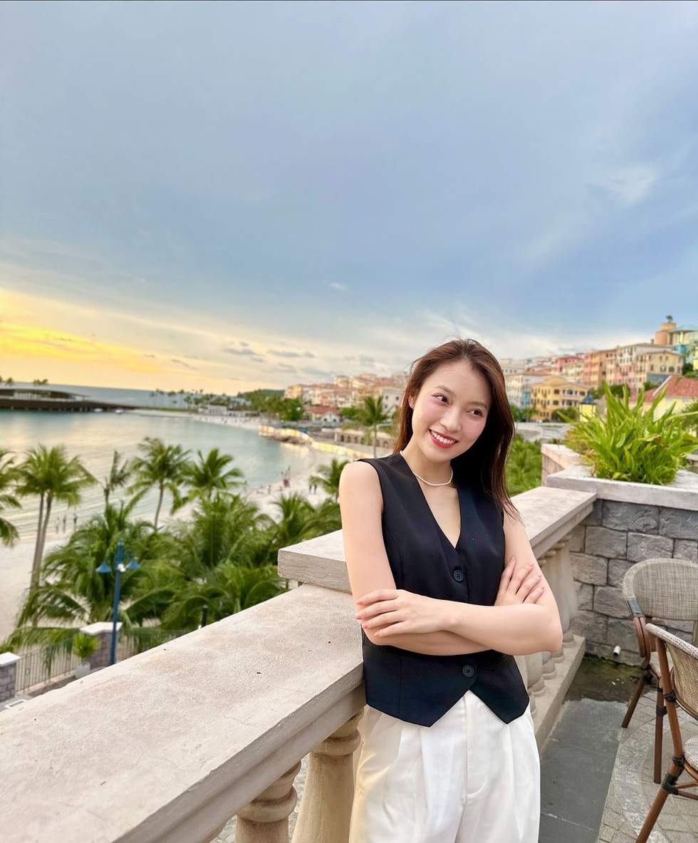 Hot girl 7 thứ tiếng - MC Khánh Vy: Bố mẹ luôn kéo chân tôi xuống mặt đất - 10 Hot girl 7 thứ tiếng - MC Khánh Vy: Bố mẹ luôn kéo chân tôi xuống mặt đất - 10