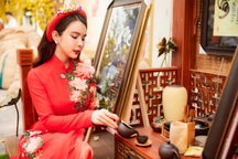 Hoa hậu Huỳnh Vy khoe sắc với áo dài
