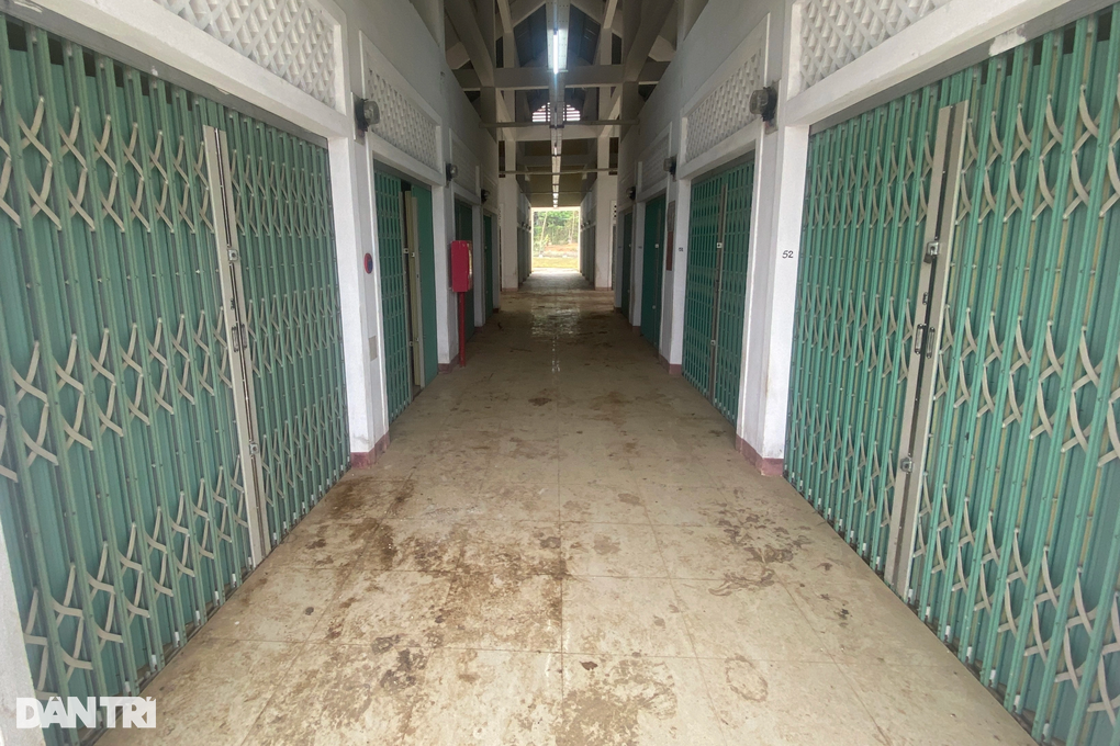 Chợ hơn 9,3 tỷ đồng ở huyện nghèo biên giới thành nơi chăn bò - 2 Chợ hơn 9,3 tỷ đồng ở huyện nghèo biên giới thành nơi chăn bò - 2