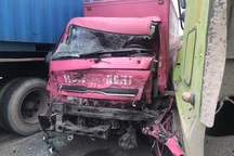 Xe tải bị 2 xe container "vò nát" trên quốc lộ