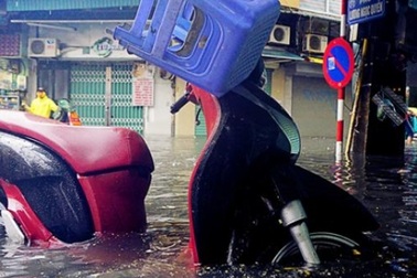 Khách Tây lạ lẫm xem phố cổ Hà Nội thành "biển nước" sau bão