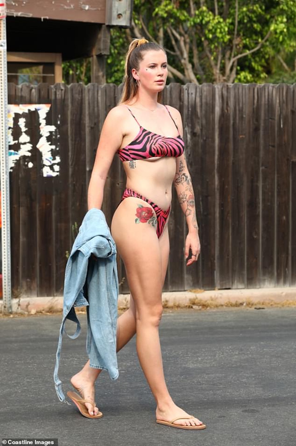 Ireland Baldwin diện áo tắm khoe loạt hình xăm khủng - 2 Ireland Baldwin diện áo tắm khoe loạt hình xăm khủng - 2