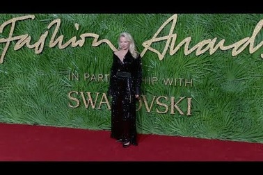 Pamela Anderson quyến rũ với váy đen