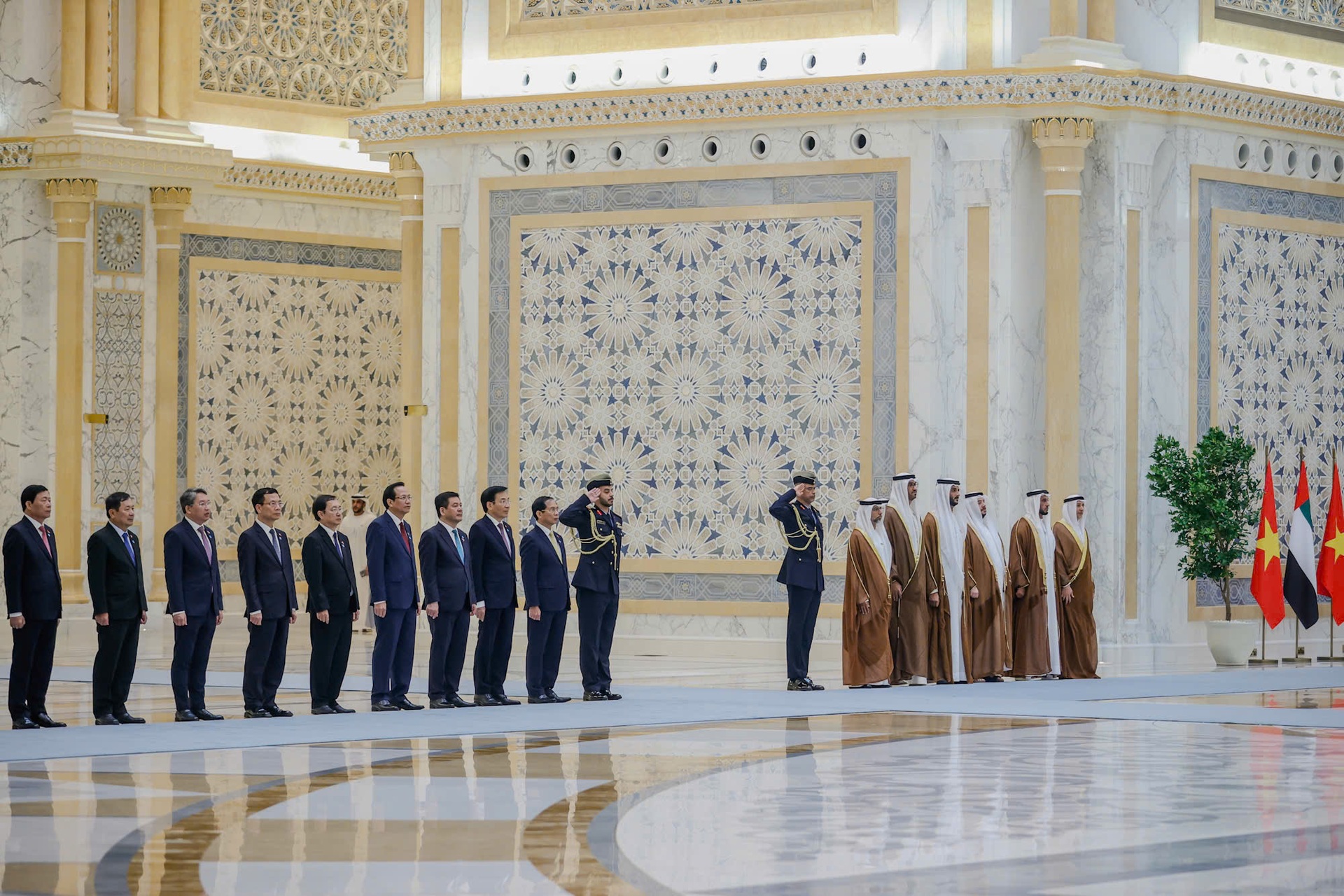 UAE bắn 21 loạt đại bác chào mừng Thủ tướng tại Cung điện Hoàng gia - 9 UAE bắn 21 loạt đại bác chào mừng Thủ tướng tại Cung điện Hoàng gia - 9