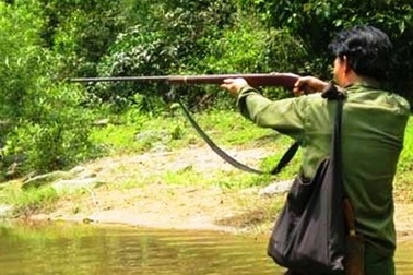 Đi săn thú rừng, bắn trúng người làng