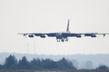 Máy bay ném bom B-52 của Mỹ rơi động cơ giữa trời