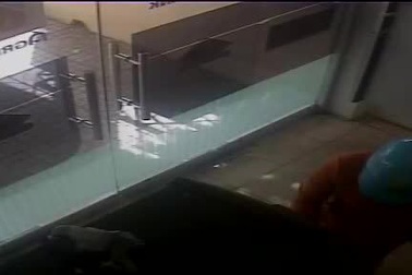 Nhận diện đối tượng lừa đảo bằng cách giả vờ hướng dẫn khách sử dụng thẻ ATM