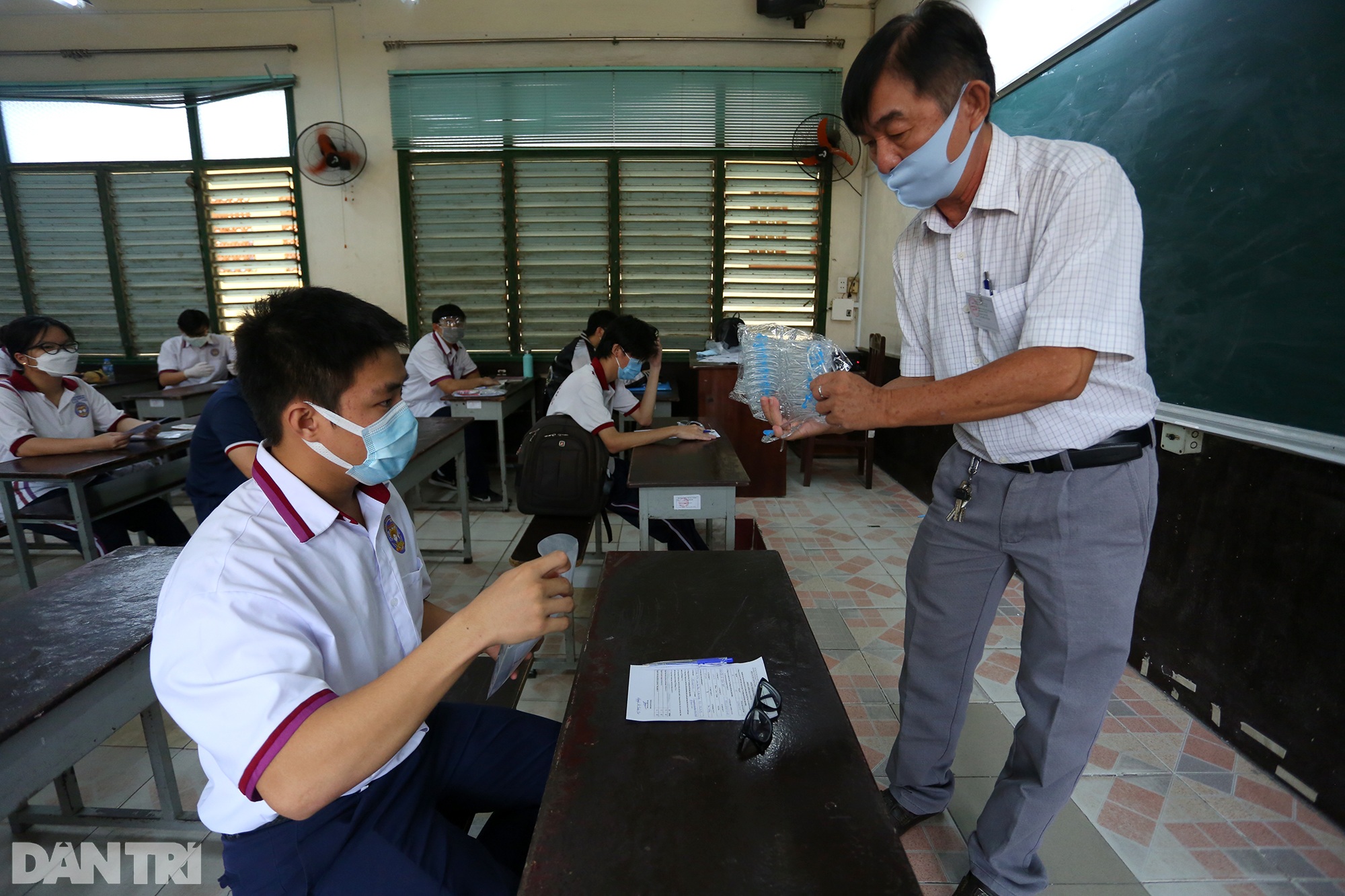 Thí sinh thi tốt nghiệp ở TPHCM được phát kính chống giọt bắn phòng Covid - 10 Thí sinh thi tốt nghiệp ở TPHCM được phát kính chống giọt bắn phòng Covid - 10