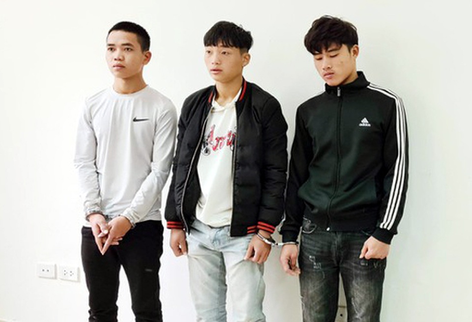 Hà Nội: Bộ ba tuổi teen rủ nhau đi cướp lấy tiền hát karaoke - 1 Hà Nội: Bộ ba tuổi teen rủ nhau đi cướp lấy tiền hát karaoke - 1