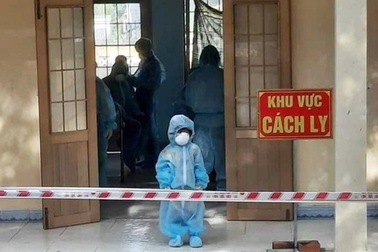 Xúc động hình ảnh các cháu nhỏ mang đồ bảo hộ trong tiết trời "đổ lửa"