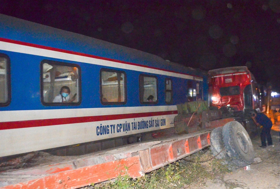 4 toa tàu hỏng nặng sau vụ va chạm với container - 1 4 toa tàu hỏng nặng sau vụ va chạm với container - 1