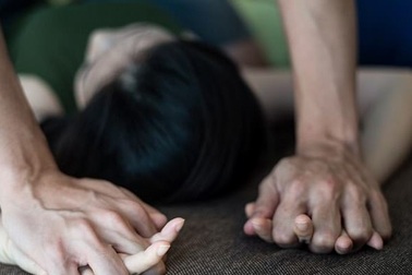 Bắt giam 2 thiếu niên nghi khống chế cưỡng bức nữ sinh 12 tuổi