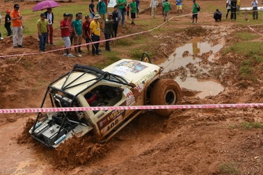 Giải đua xe ô tô địa hình Việt Nam 2018 sôi nổi khởi tranh