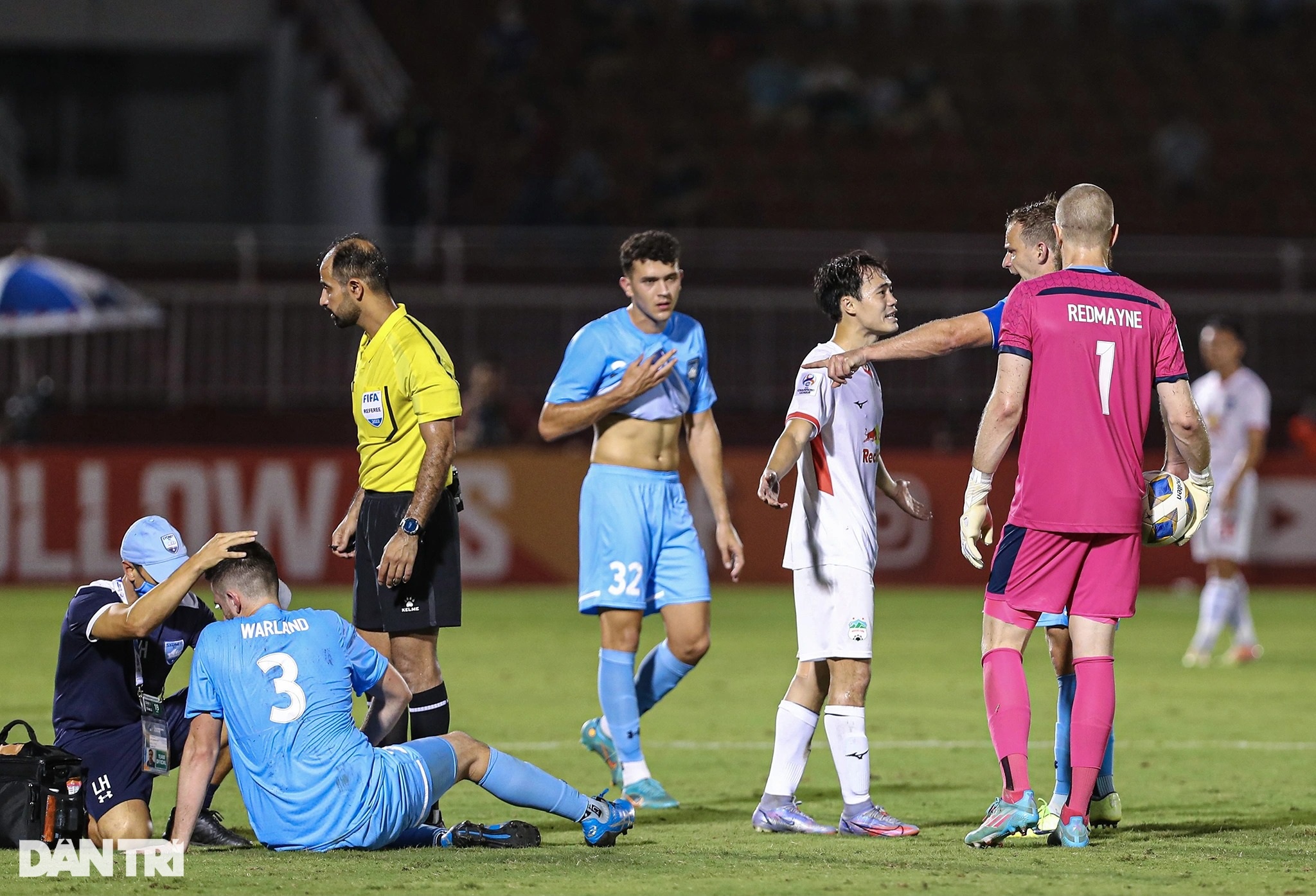 Văn Toàn bắt tay làm hòa sau pha va chạm khiến cầu thủ Sydney FC bị đau - 4
