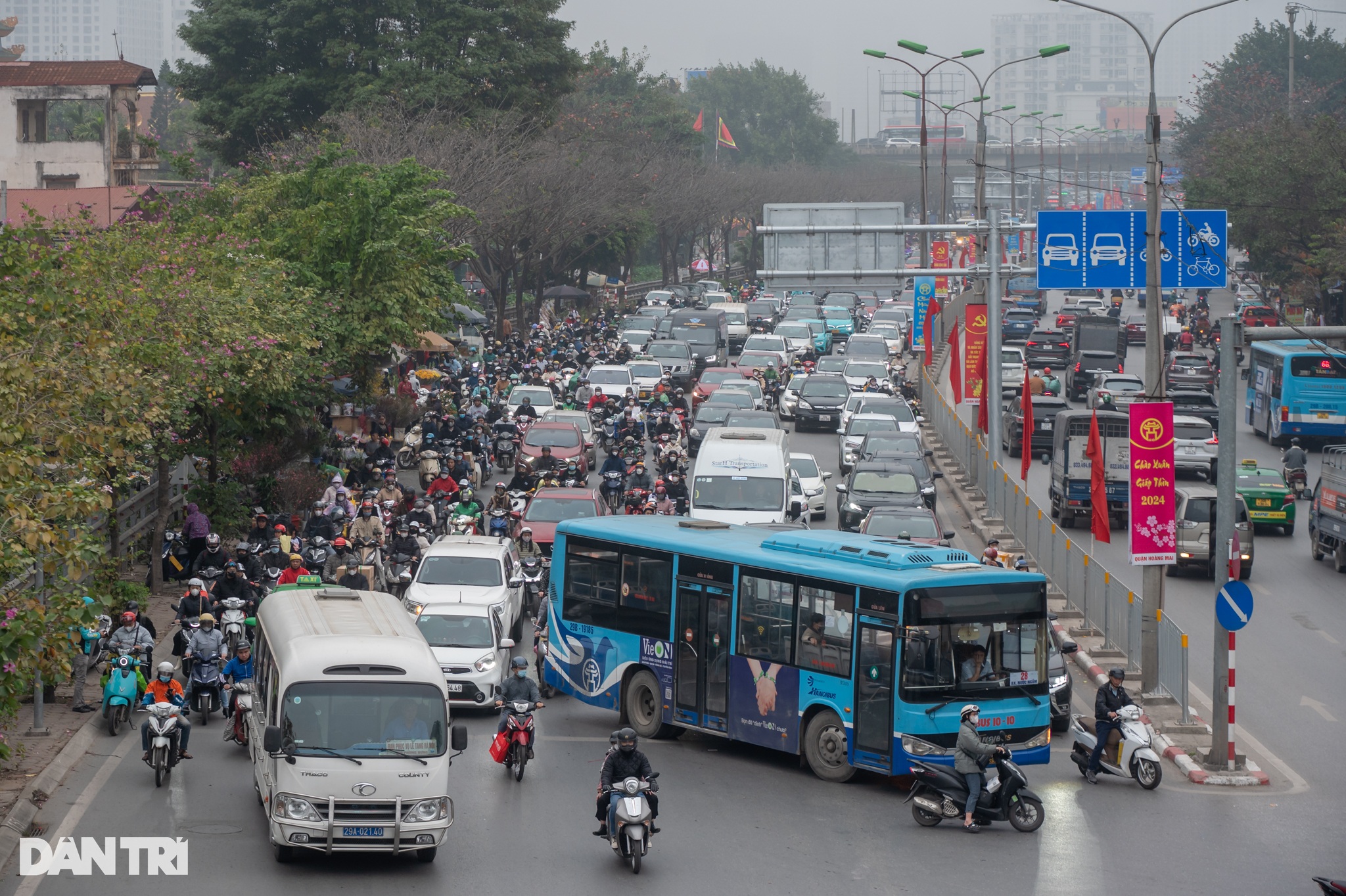 Người dân lỉnh kỉnh đồ đạc rời Hà Nội về quê ăn Tết - 7