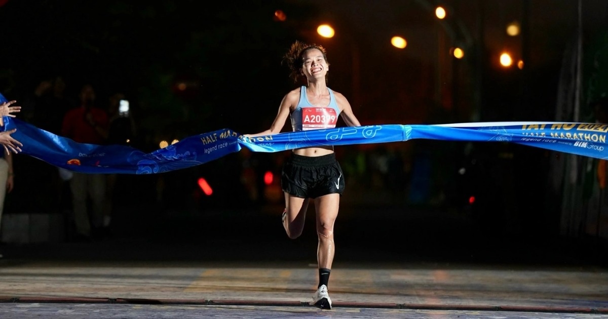 View - Phạm Thị Hồng Lệ vô địch giải chạy bán marathon quanh Hồ Tây | Báo Dân trí