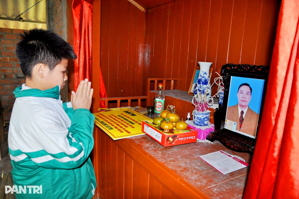 Trao hơn 356 triệu đồng đến cậu bé Mạnh Quang mồ côi bị bệnh thận - 1 Trao hơn 356 triệu đồng đến cậu bé Mạnh Quang mồ côi bị bệnh thận - 1