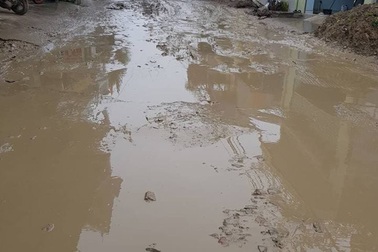 Nghìn hộ dân khốn khổ vì bùn lầy tấn công