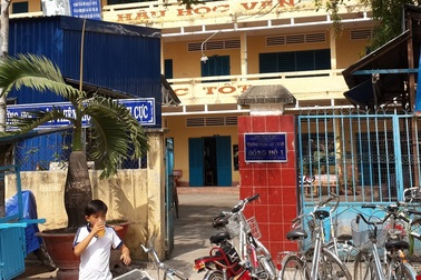 Nữ sinh lớp 8 bị bạn khóa cửa lớp, đánh dập môi