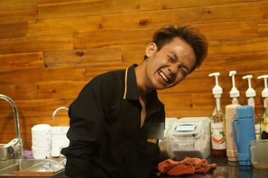 Nhân viên chạy bàn vừa nhảy nhót vừa phục vụ gây sốt mạng