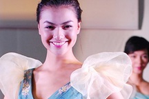 Hồng Quế trình diễn mẫu thiết kế tốt nghiệp của Hoa hậu Ngọc Hân 