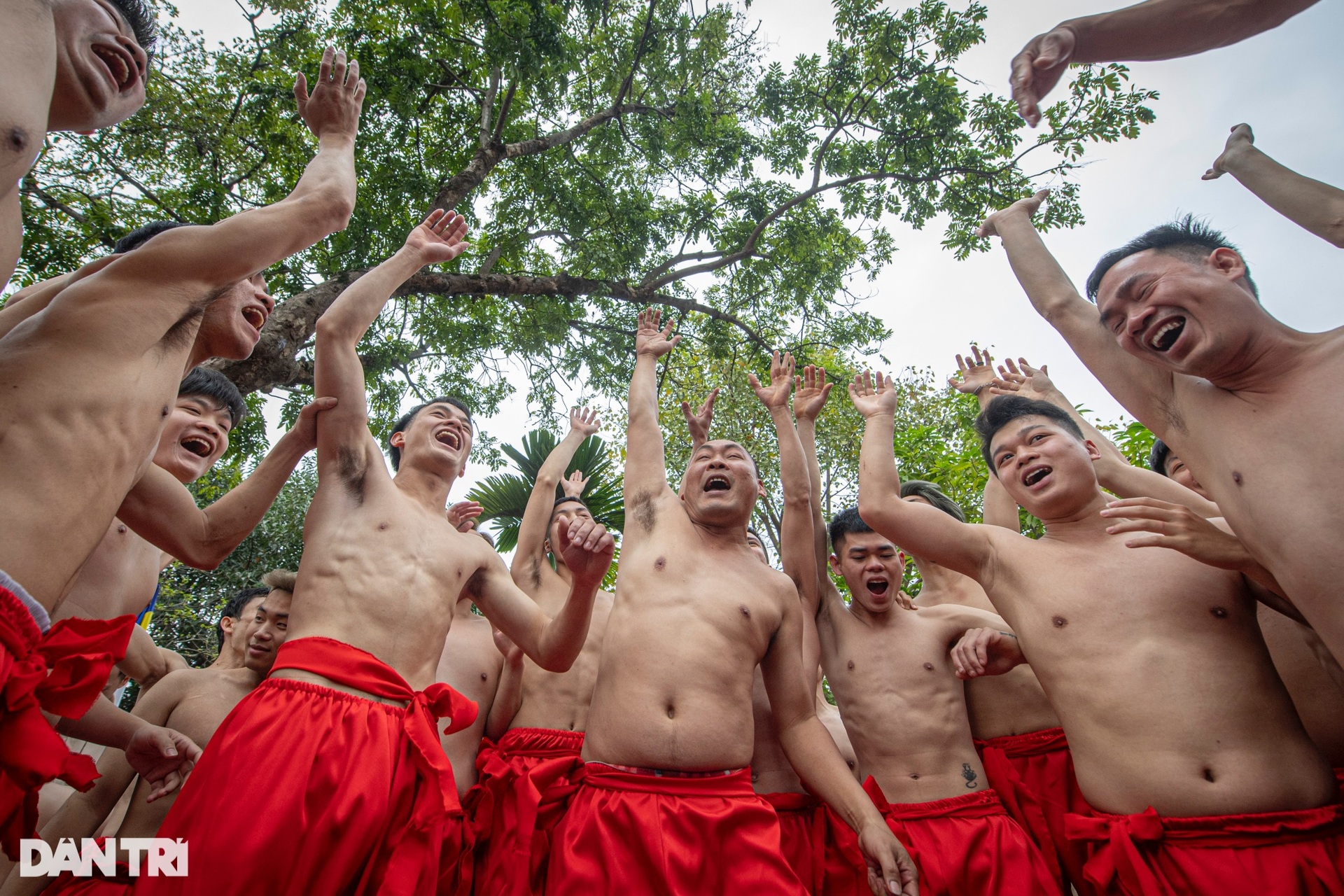 Hàng nghìn người dự lễ hội rước pháo sắc màu, sôi động nhất Bắc Ninh - 10 Hàng nghìn người dự lễ hội rước pháo sắc màu, sôi động nhất Bắc Ninh - 10