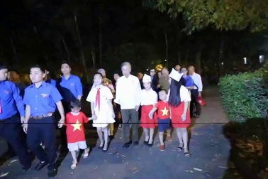 Bạn trẻ dâng hương tri ân Đại tướng Võ Nguyên Giáp tại 30 Hoàng Diệu