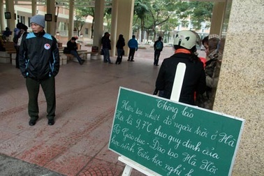 Bi hài chuyện “canh” trường nhắn tin nghỉ rét