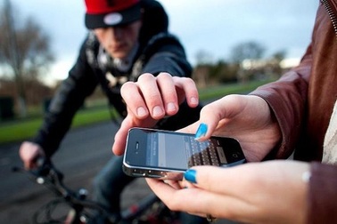 Đuổi theo kẻ cướp điện thoại, một phụ nữ bị tử vong