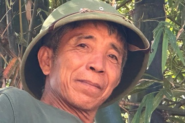 Cụ ông bị lũ cuốn ra bụi tre, mắt đỏ hoe nhìn nhà sập