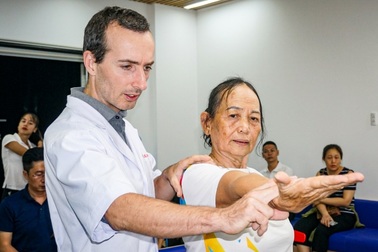 ACC Đà Nẵng khám và tư vấn miễn phí bệnh xương khớp cho người dân thành phố