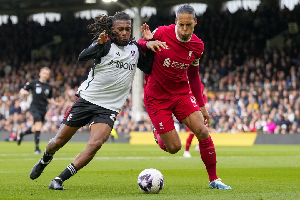 Liverpool tiếp tục bám đuổi ngôi đầu bảng của Arsenal - 2 Liverpool tiếp tục bám đuổi ngôi đầu bảng của Arsenal - 2