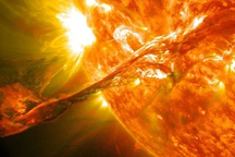 Mặt Trời bùng nổ trước dự đoán, đe dọa thế giới như thế nào?