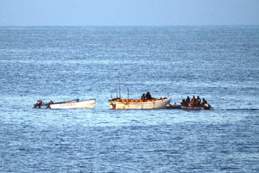 Tàu Singapore cùng 25 thủy thủ bị cướp