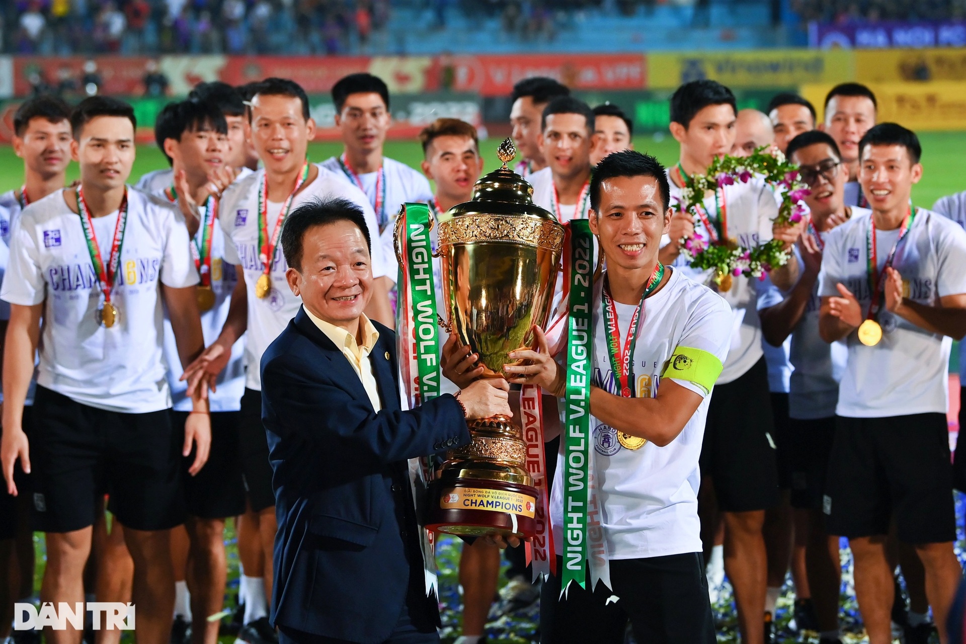 CLB Hà Nội ăn mừng đầy cảm xúc khi giành cúp vô địch V-League 2022 - 15 CLB Hà Nội ăn mừng đầy cảm xúc khi giành cúp vô địch V-League 2022 - 15
