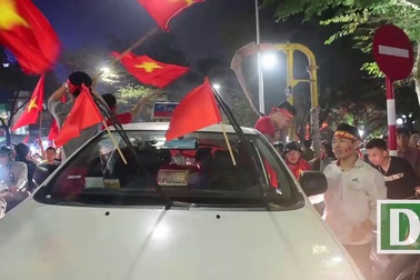 Muôn kiểu người Thủ đô ăn mừng chiến thắng của U23 Việt Nam