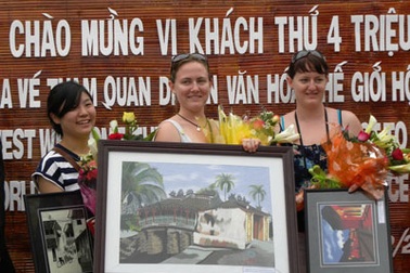 Hội An đón vị khách thứ 4 triệu mua vé tham quan phố cổ 