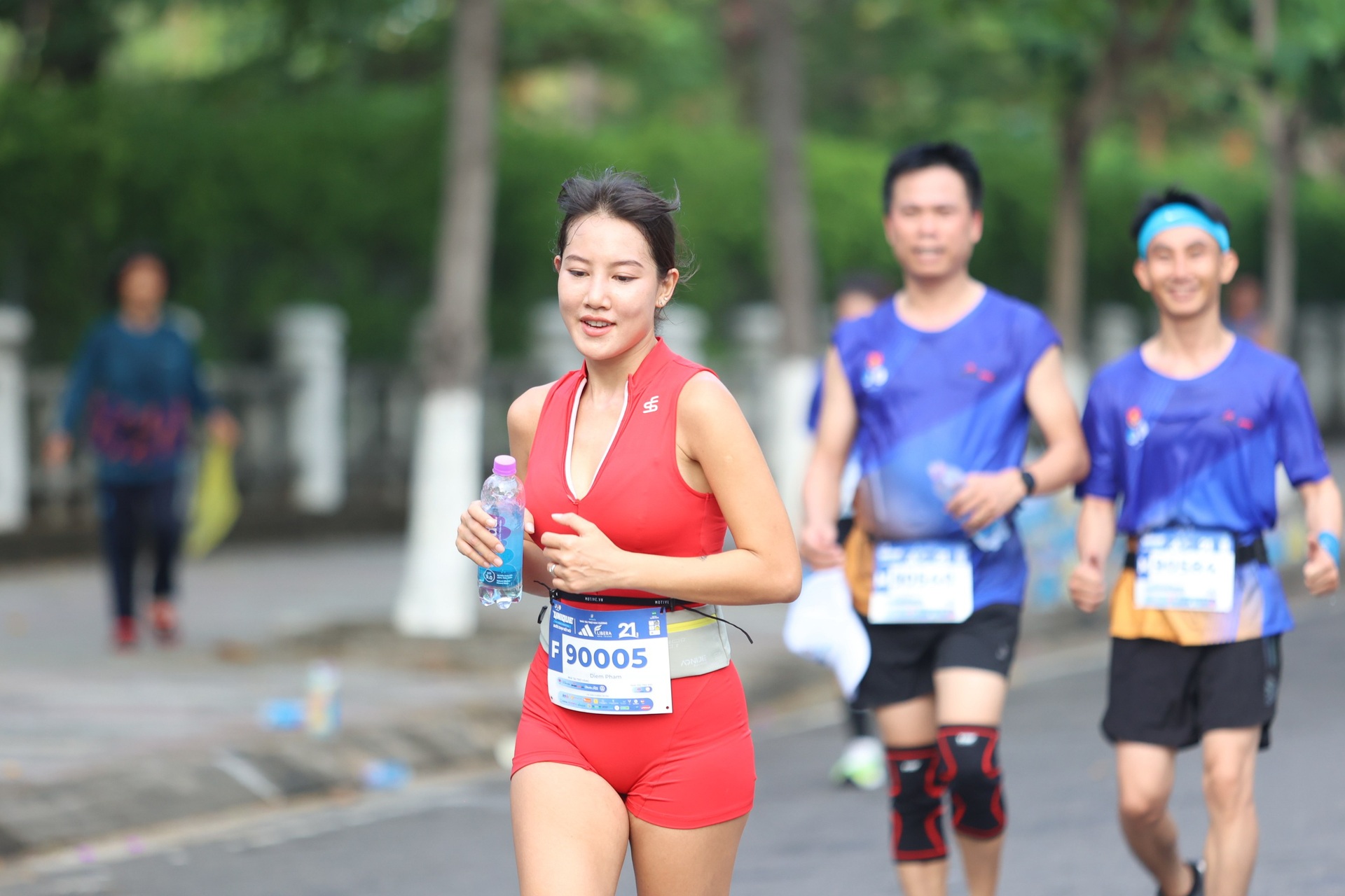 Những bóng hồng trên đường chạy Unique Nha Trang H-Marathon 2024 - 2