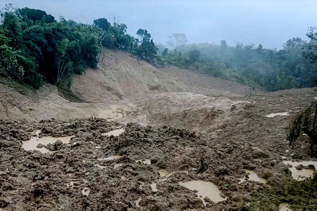 Lũ bùn tràn gần 3km sau tiếng nổ lớn, hơn 1.700 người dân bị cô lập - 2 Lũ bùn tràn gần 3km sau tiếng nổ lớn, hơn 1.700 người dân bị cô lập - 2