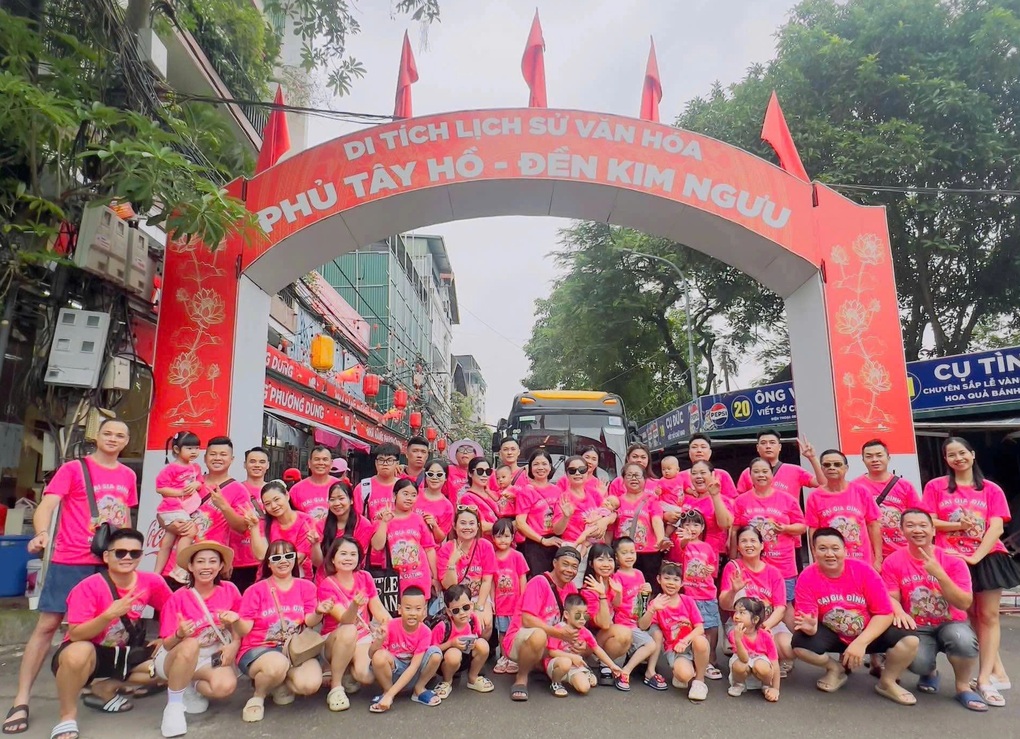 គ្រួសារធំមួយមាន 50 នាក់នៅទីក្រុងហាណូយបានចំណាយប្រាក់ 180 លានដើម្បីជួលវីឡា 19 បន្ទប់សម្រាប់ទេសចរណ៍ - 1 Đại gia đình 50 người ở Hà Nội chi 180 triệu, thuê villa 19 phòng du lịch - 1