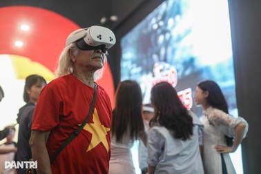 Cụ ông 90 tuổi xếp hàng trải nghiệm lịch sử bằng công nghệ thực tế ảo