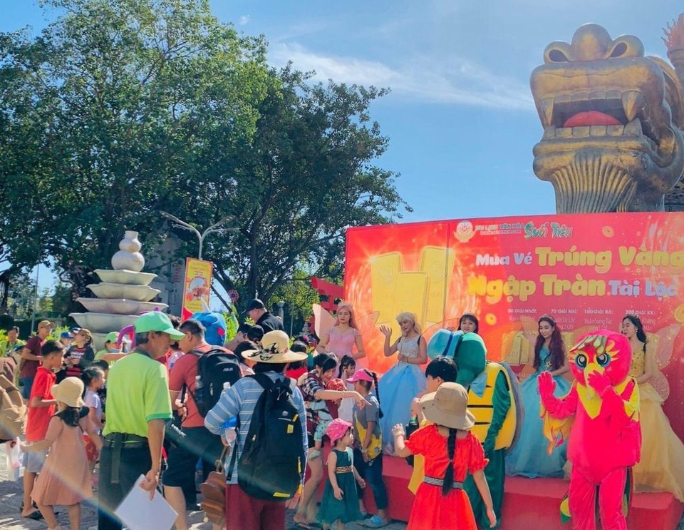 Suối Tiên, Thảo Cầm viên quá tải ngày mùng 2 Tết - 2 Suối Tiên, Thảo Cầm viên quá tải ngày mùng 2 Tết - 2
