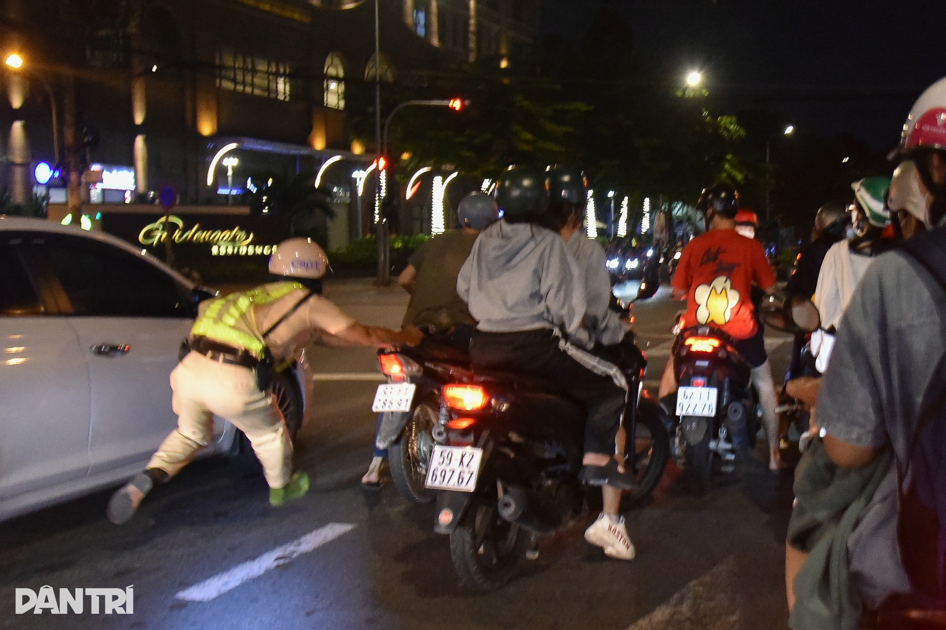 Tài xế tháo chạy khi phát hiện CSGT kiểm tra nồng độ cồn ở TPHCM - 1 Tài xế tháo chạy khi phát hiện CSGT kiểm tra nồng độ cồn ở TPHCM - 1