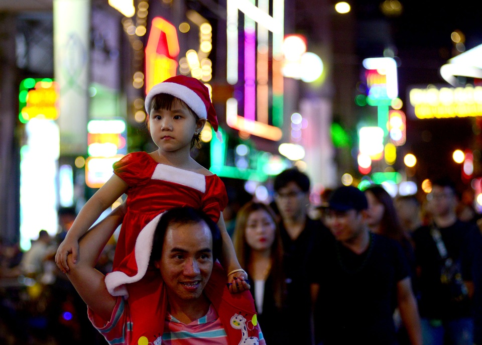 Những em bé đáng yêu trong đêm Giáng sinh trên phố Tây Sài Gòn - 13 Những em bé đáng yêu trong đêm Giáng sinh trên phố Tây Sài Gòn - 13